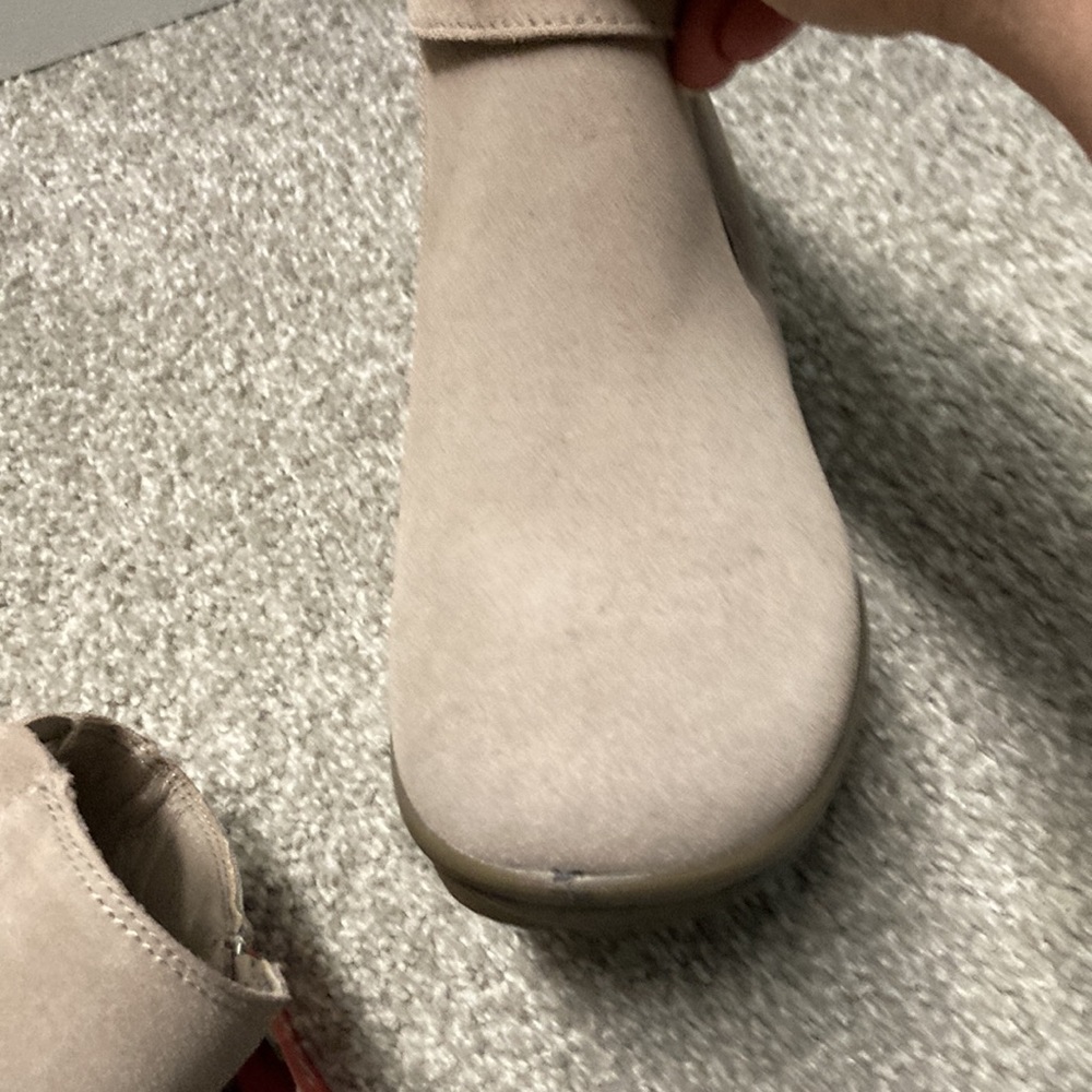 NWOB Skechers booties.  Sz 9 Wide.  Tan/cream color.  Never Worn. - Picture 9 of 12